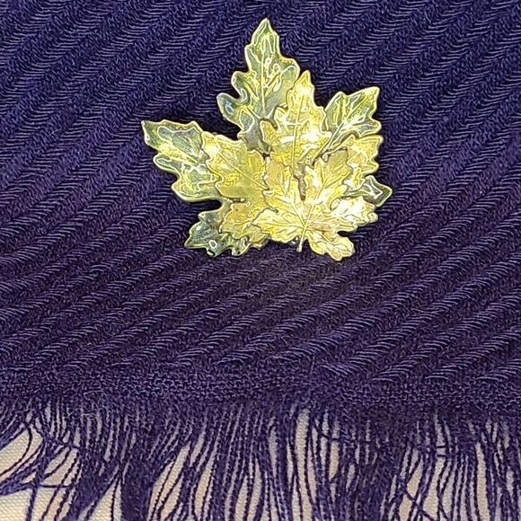 Vintage Maple Leaf Design Brooch Pin - Picture 2 of 4